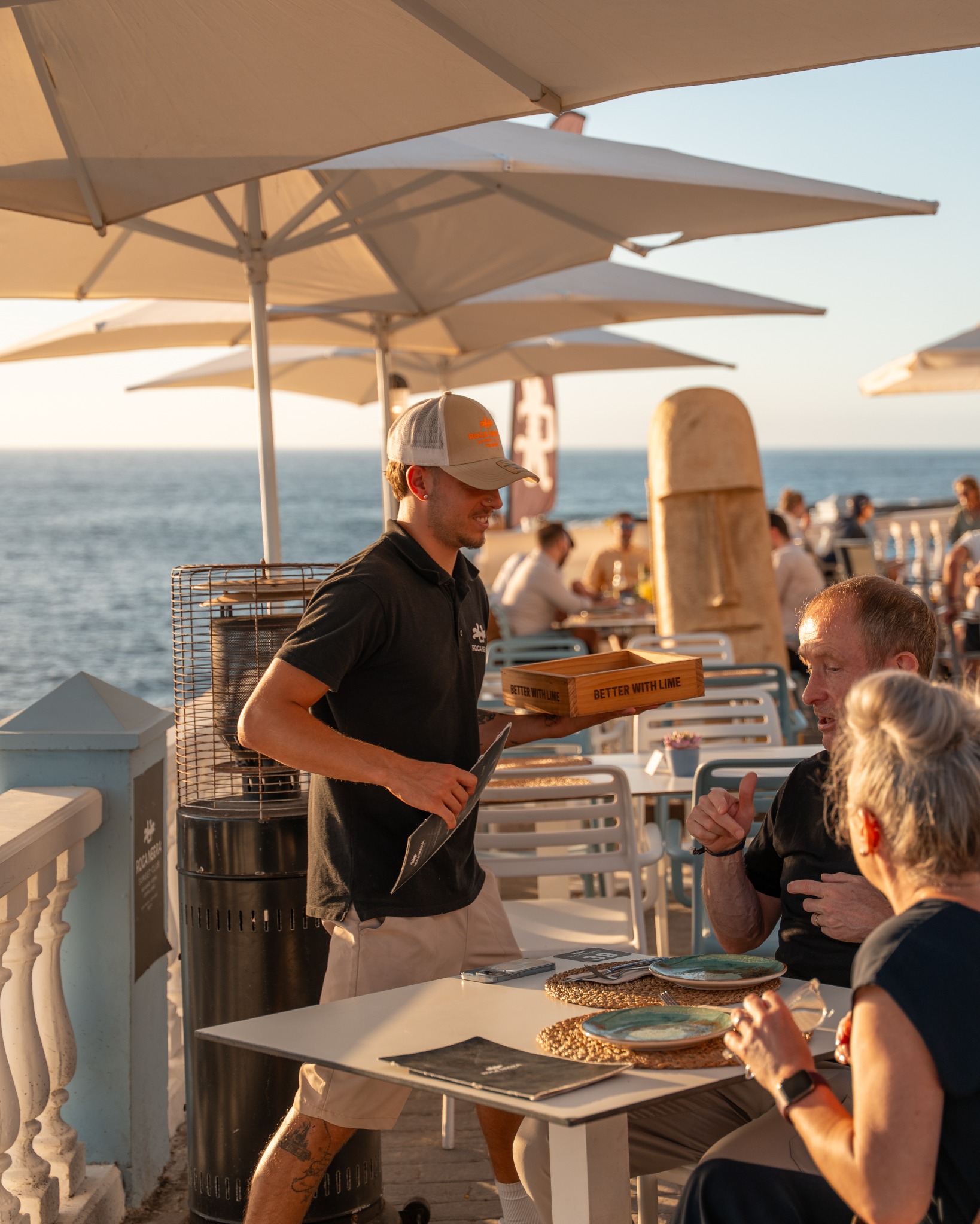 Servicio y gastronomía frente al océano